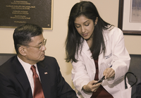 Доктор Шрофф  выполняет обязанности директора медицинско-информационной службы